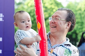 嬰兒怎么抱？嬰兒怎么抱著喂奶？