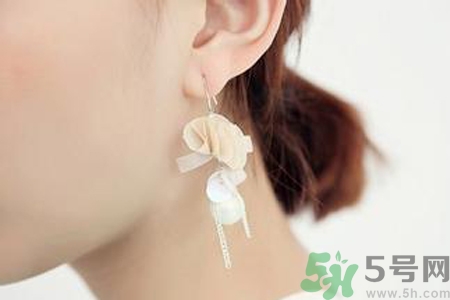 耳洞打在哪里最好看？ 打完耳洞要轉(zhuǎn)耳釘嗎？