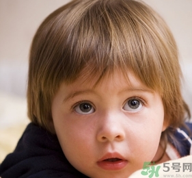 小孩皮膚黃是什么原因？小孩皮膚黃怎么辦？