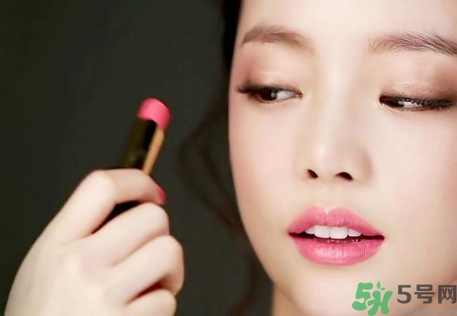 口紅怎么選適合自己的？口紅怎么涂好看？