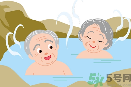 老人能泡溫泉嗎？老年人應(yīng)怎樣泡溫泉？
