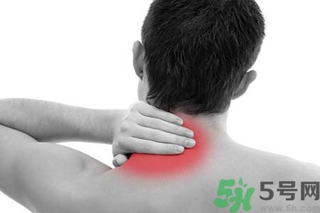 落枕能冰敷嗎？落枕應該冷敷還是熱敷？
