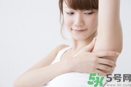 腋毛為什么會(huì)變色？腋毛上有白色附著物怎么回事？