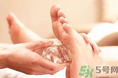 腳底可以拔罐嗎？腳底拔火罐有什么好處？