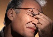 眼睛干澀是什么原因？眼睛干澀用什么眼藥水？