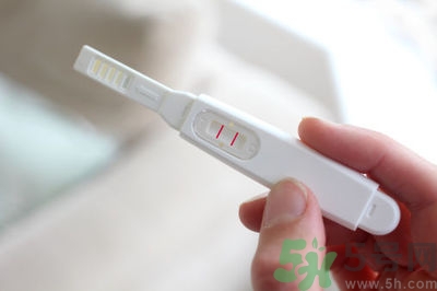 受孕成功后有什么癥狀？早孕試紙一深一淺是懷孕了嗎？