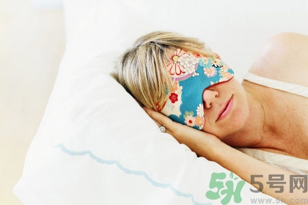 睡前喝酒有助于睡眠嗎？睡前喝酒對(duì)身體有哪些危害？