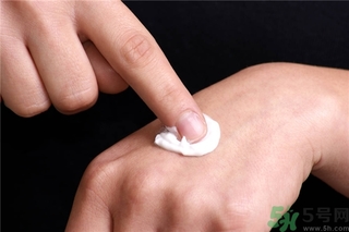 皮膚太干燥怎么辦？皮膚太干燥補(bǔ)水最好的方法如下