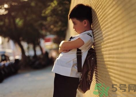 兒童性格內(nèi)向怎么辦？?jī)和愿衽囵B(yǎng)的書有哪些