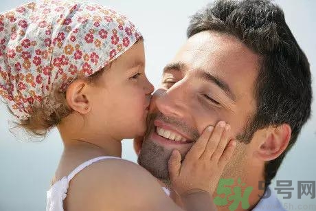 爸爸帶孩子的好處是？爸爸帶孩子和媽媽帶孩子的區(qū)別