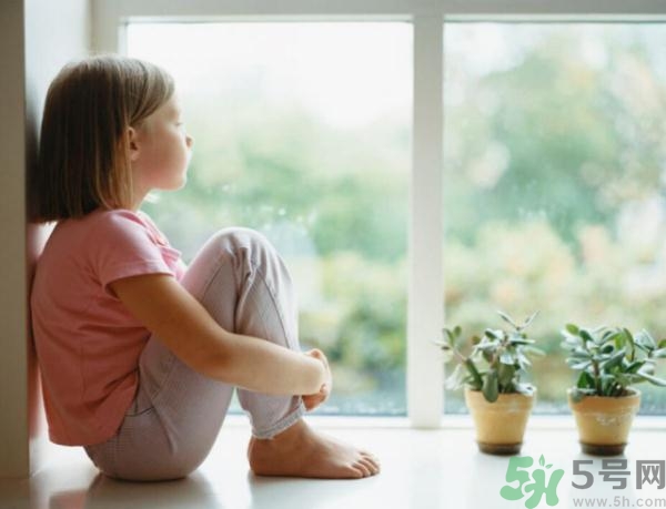兒童性格內(nèi)向怎么辦？?jī)和愿衽囵B(yǎng)的書有哪些