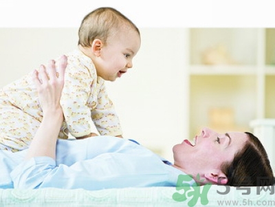 母乳喂養(yǎng)的好處有哪些？母乳喂養(yǎng)怎么知道寶寶吃飽了沒？