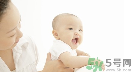 給寶寶斷奶寶寶哭的厲害怎么辦？給寶寶斷奶的正確方法