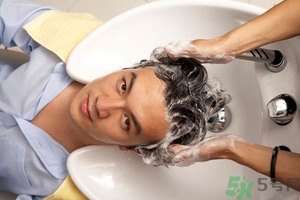 脫發(fā)用鹽水洗頭好嗎？鹽水洗頭治脫發(fā)嗎？