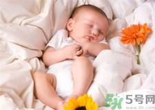 新生兒冬天蓋什么被子？新生兒蓋被子蓋到什么位置？