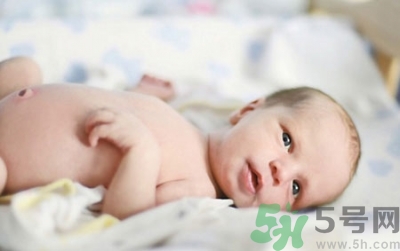 新生兒肚臍可以碰水嗎？新生兒肚臍沒脫落能洗澡嗎？