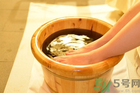 秋天泡腳加什么好？秋季泡腳有什么好處？