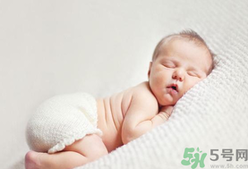 嬰兒秋天拉肚子怎么辦？秋天嬰兒拉肚子怎么辦？