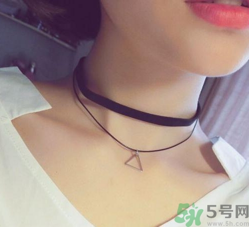 choker項(xiàng)鏈怎么搭配衣服？choker蕾絲項(xiàng)鏈搭配