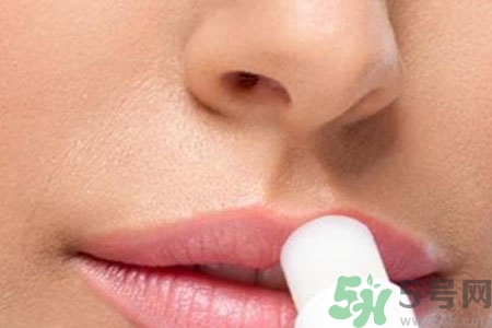 嘴巴起皮是怎么回事？嘴巴干裂起皮很疼怎么辦？