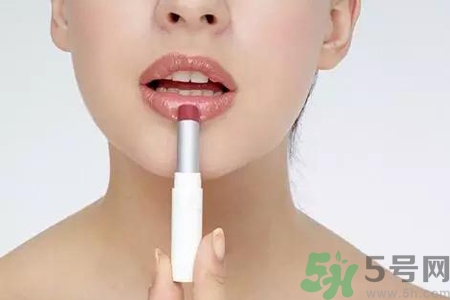 嘴巴起皮是缺什么？嘴巴起皮是缺維生素嗎？