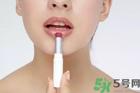 嘴巴起皮吃什么蔬菜好？嘴巴起皮吃什么好的快？