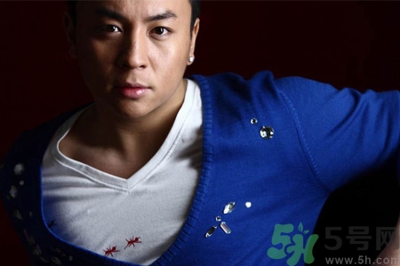 男生耳洞打哪邊比較好？男生耳洞打左邊還是右邊比較好看？