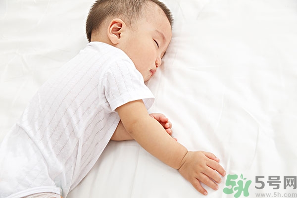 寶寶睡覺張著嘴是怎么回事？寶寶睡覺為什么張著嘴？