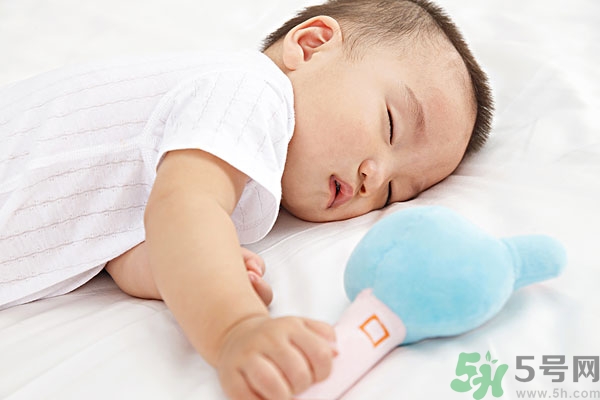 寶寶睡覺張著嘴是怎么回事？寶寶睡覺為什么張著嘴？