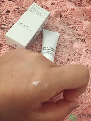 阿瑪尼黑鑰匙至臻奐顏精華乳怎么樣？阿瑪尼黑鑰匙精華乳好用嗎？