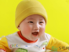寶寶多大穿鞋子比較好？寶寶多大可以穿鞋？