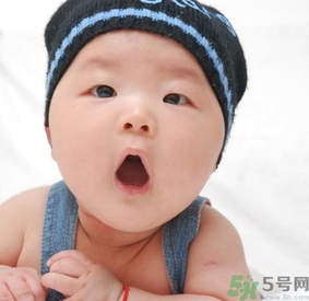 寶寶多大穿鞋子比較好？寶寶多大可以穿鞋？