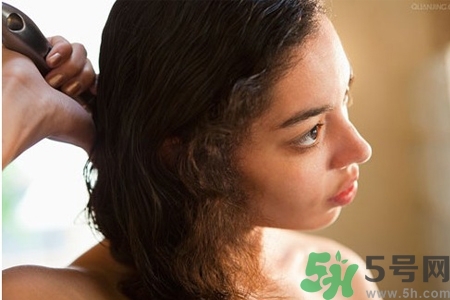 睡前能梳頭嗎？睡覺前梳頭會(huì)影響睡眠嗎？