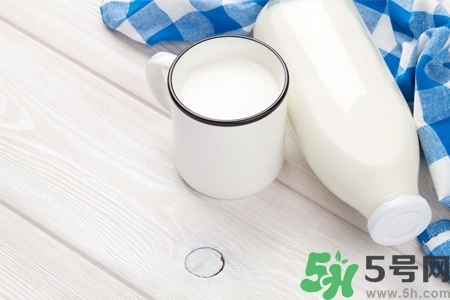 核桃奶和純牛奶哪個營養(yǎng)價值比較高？核桃奶和純牛奶的區(qū)別