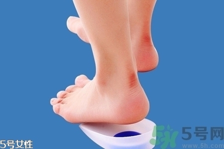 腳后跟腫是什么原因引起的？腳后跟腫怎么辦？