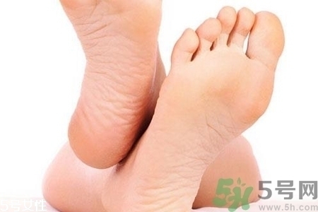 腳后跟腫是什么原因引起的？腳后跟腫怎么辦？