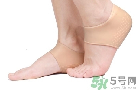 腳后跟腫是什么原因引起的？腳后跟腫怎么辦？