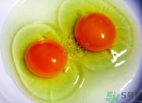 雞蛋黃發(fā)紅是怎么回事？雞蛋黃發(fā)紅可以吃嗎？