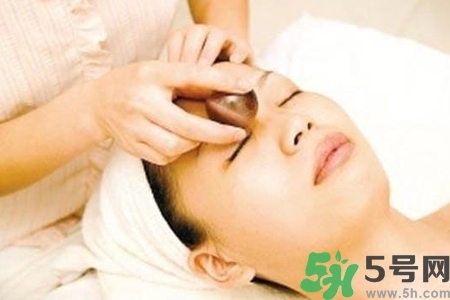面部刮痧用什么精油好？面部精油刮痧有什么好處？