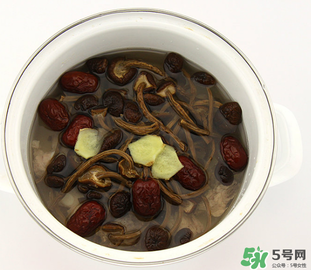 燉排骨什么時候放鹽最好？燉排骨放什么調(diào)料？