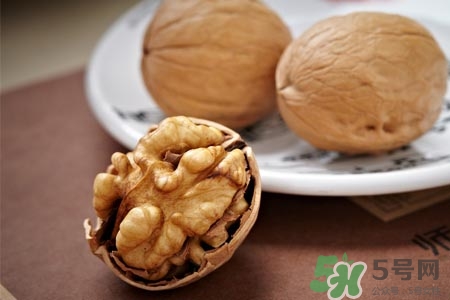 吃核桃能治白發(fā)嗎？白頭發(fā)多吃核桃有用嗎？