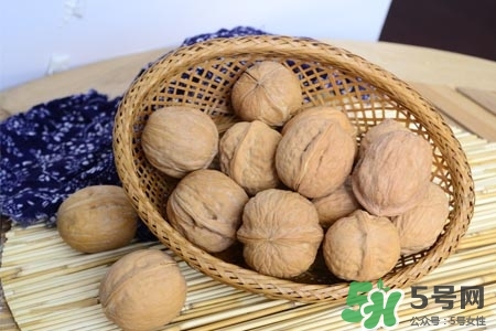 吃核桃可以長頭發(fā)嗎？吃核桃對長頭發(fā)有用嗎？