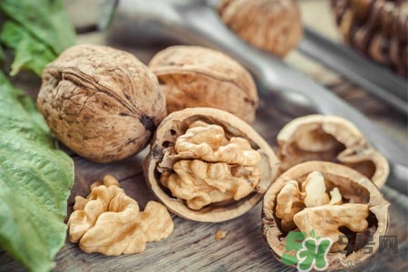 吃核桃可以喝茶嗎？吃核桃喝茶會(huì)中毒嗎？
