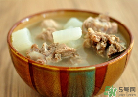 排骨湯為什么是白色的？排骨湯怎么熬成乳白色的？
