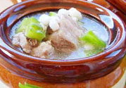 排骨湯為什么是白色的？排骨湯怎么熬成乳白色的？