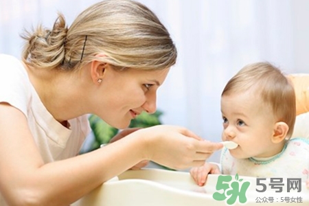 什么時(shí)候給寶寶添加輔食合適？寶寶輔食添加時(shí)間表