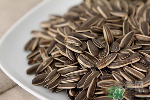 南瓜子和葵花籽哪個(gè)好？南瓜子和葵花籽區(qū)別？