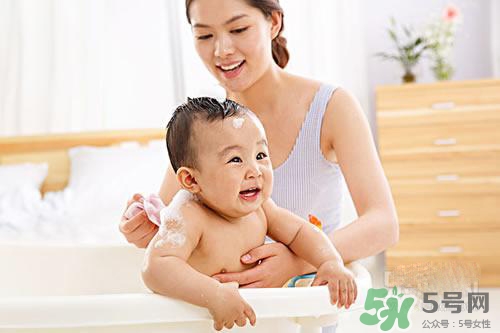 寶寶冬天多久洗一次澡？寶寶冬天洗澡水溫多少度合適？