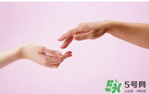 睡覺睡到半夜手麻是怎么回事？睡覺睡到半夜手麻怎么辦？