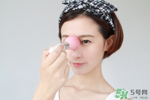 冬天化妝要用散粉嗎？冬天化妝需要定妝粉嗎？